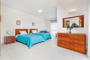 3 chambres, fer et planche à repasser, Wi-Fi gratuit, draps fournis