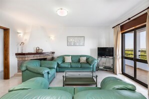 Fernseher, Kamin, DVD-Player