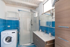 Douche, articles de toilette gratuits, sèche-cheveux