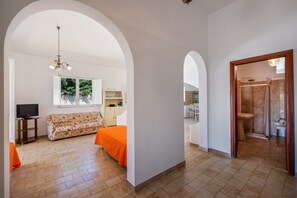 2 habitaciones, tabla de planchar con plancha y ropa de cama 