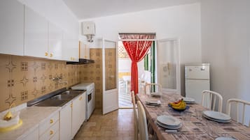 Kühlschrank, Ofen, Herdplatte, Wasserkocher mit Kaffee-/Teezubehör