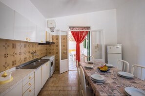 Frigorifero, forno, piano cottura, macchina per tè/caffè