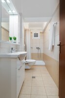 Habitación familiar, 2 habitaciones | Baño | Ducha, cabezal de ducha tipo lluvia, secador de pelo y toallas