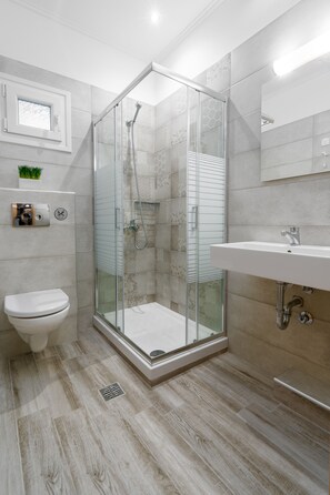 Superior Double Room | Bathroom | Shower, rainfall showerhead, hair dryer, towels - Hotel Grekas (Dio-Olympos)