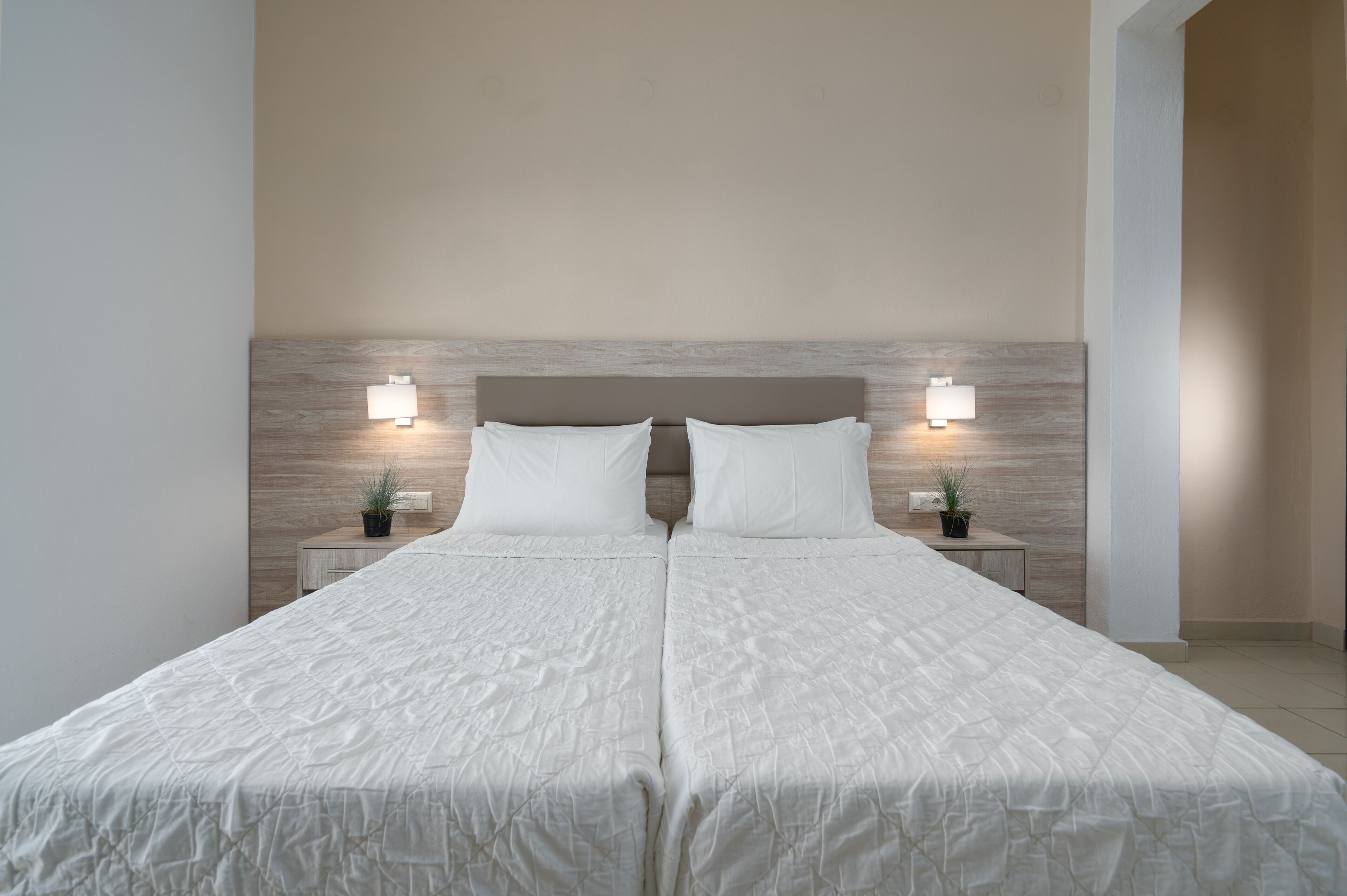 Ropa de cama hipoalergénica y tabla de planchar con plancha 