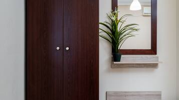 Ropa de cama hipoalergénica y tabla de planchar con plancha