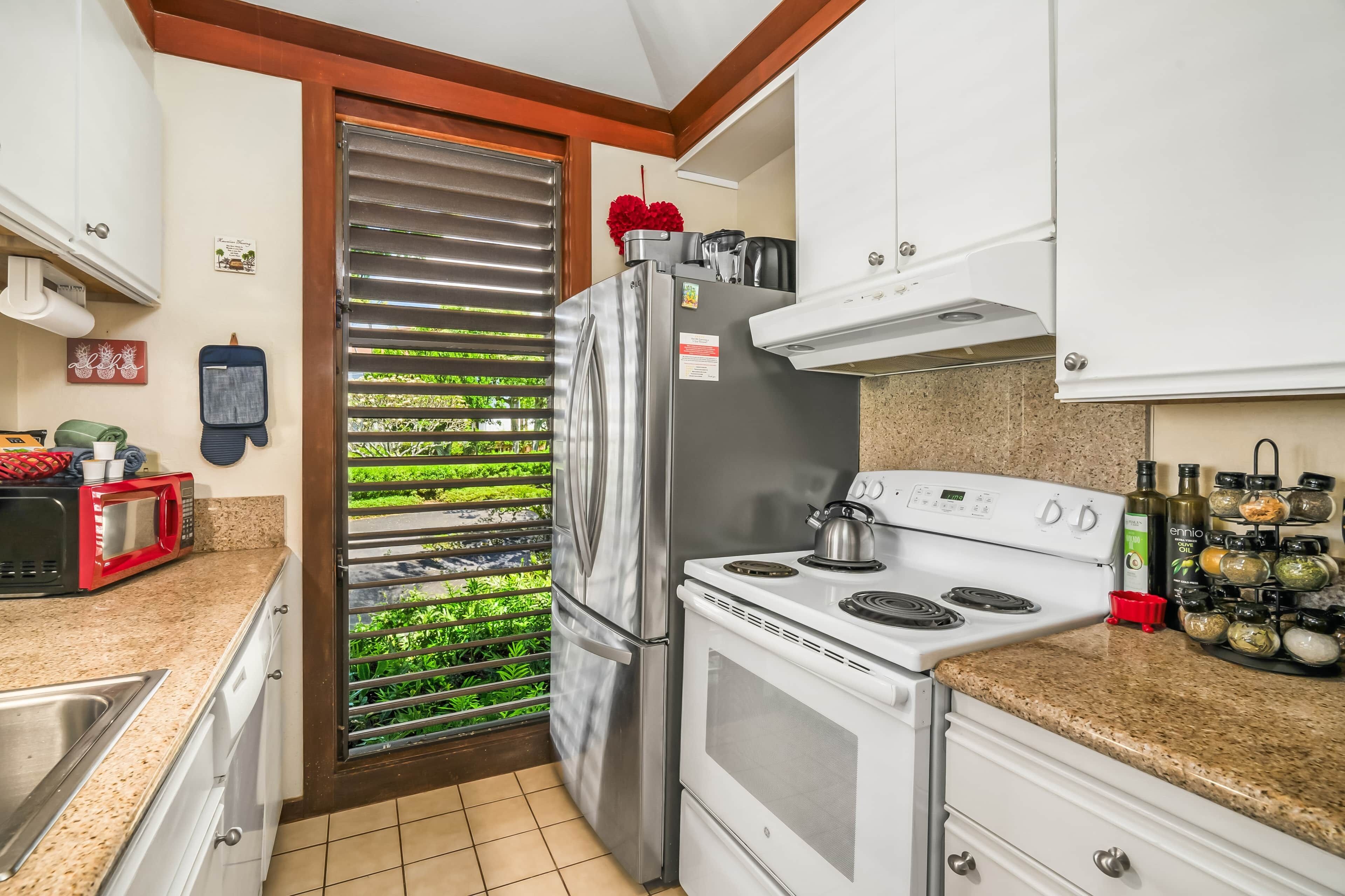Frigorífico, microondas, horno y placa de cocina
