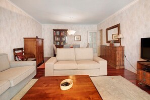 TV - Apartment 'Seaside Escape' with Sea View, Balconies & Wi-Fi (Funchal)