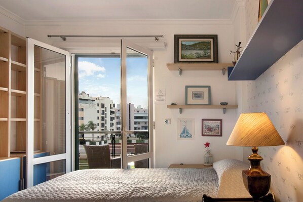 3 slaapkamers, een strijkplank/strijkijzer, gratis wifi, beddengoed