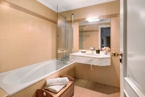 Bathtub, hair dryer, towels - Apartment 'Seaside Escape' with Sea View, Balconies & Wi-Fi (Funchal)