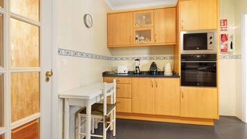 KĂŒhlschrank, Mikrowelle, Ofen, Herdplatte