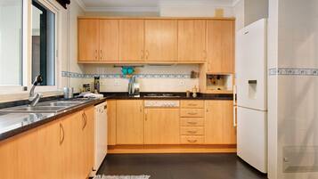 Refrigerador, microondas, horno, placa de cocina