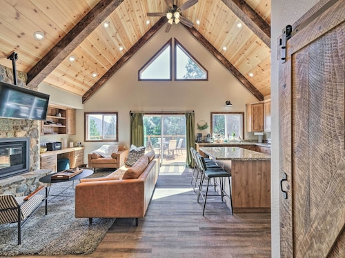 Woodsy Retreat: Modern Mi-Wuk Village Cabin!