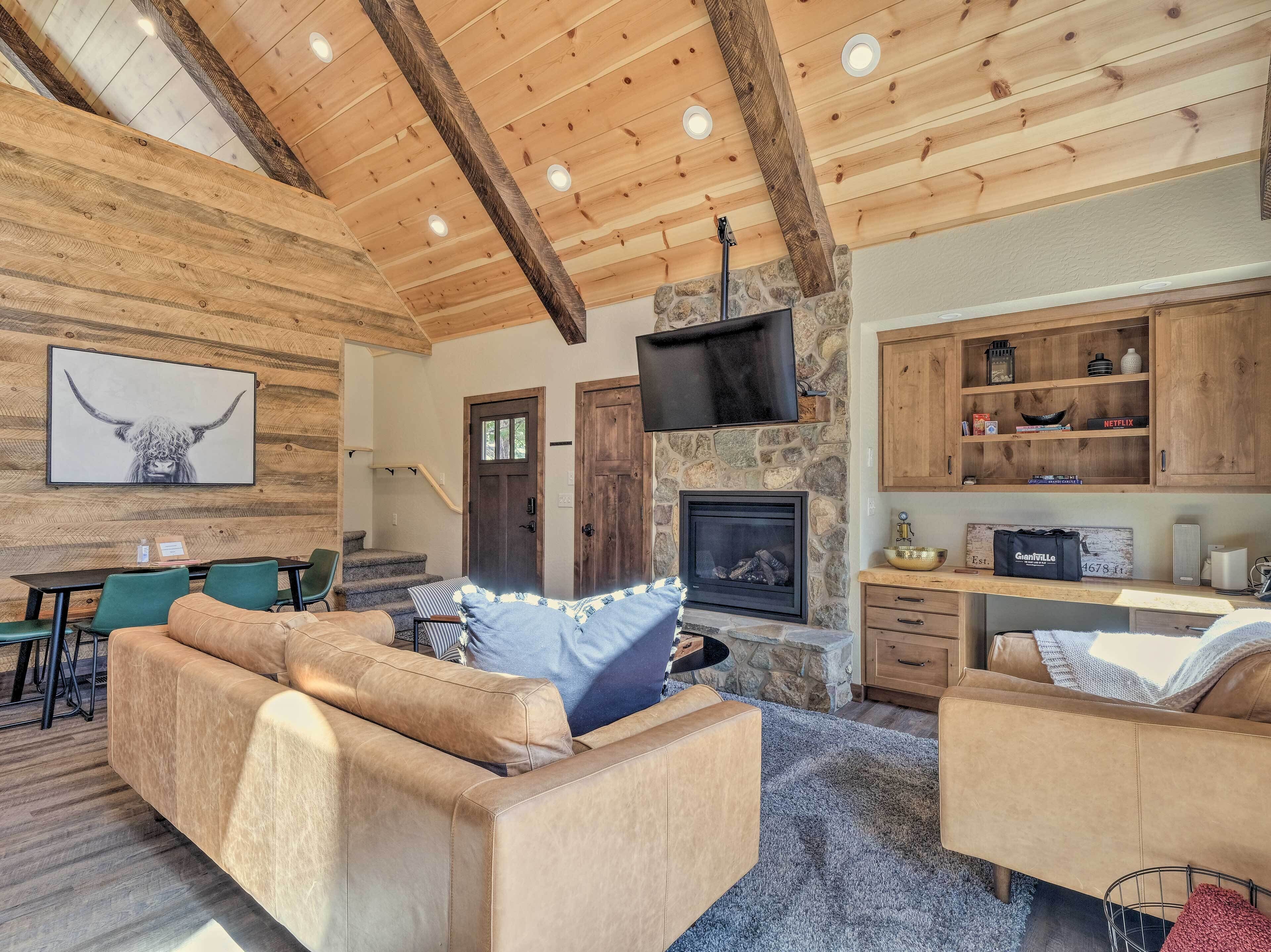 Woodsy Retreat: Modern Mi-wuk Village Cabin! - Strawberry, CA