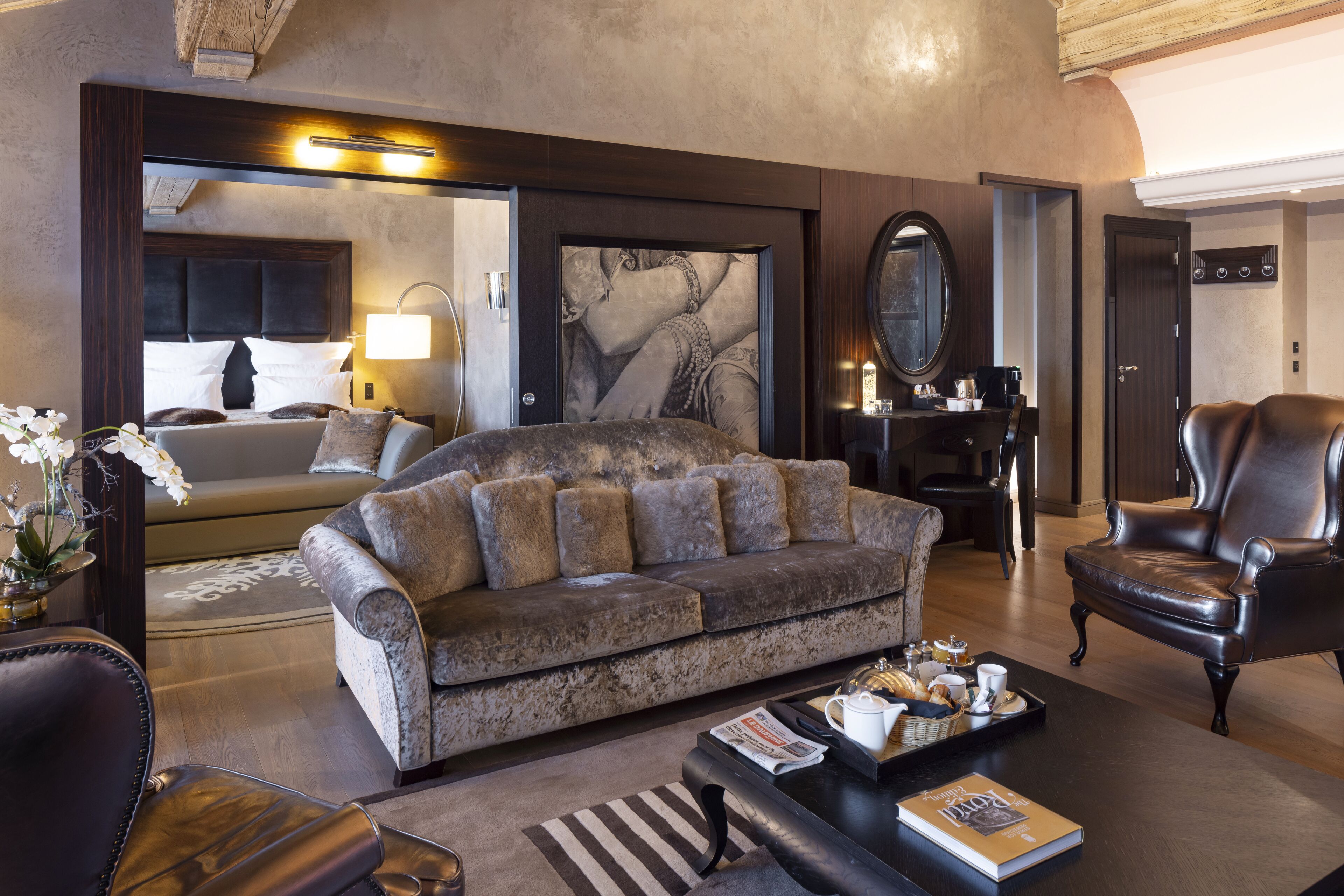 Premium Suite | Minibar, in-room safe, blackout drapes, soundproofing