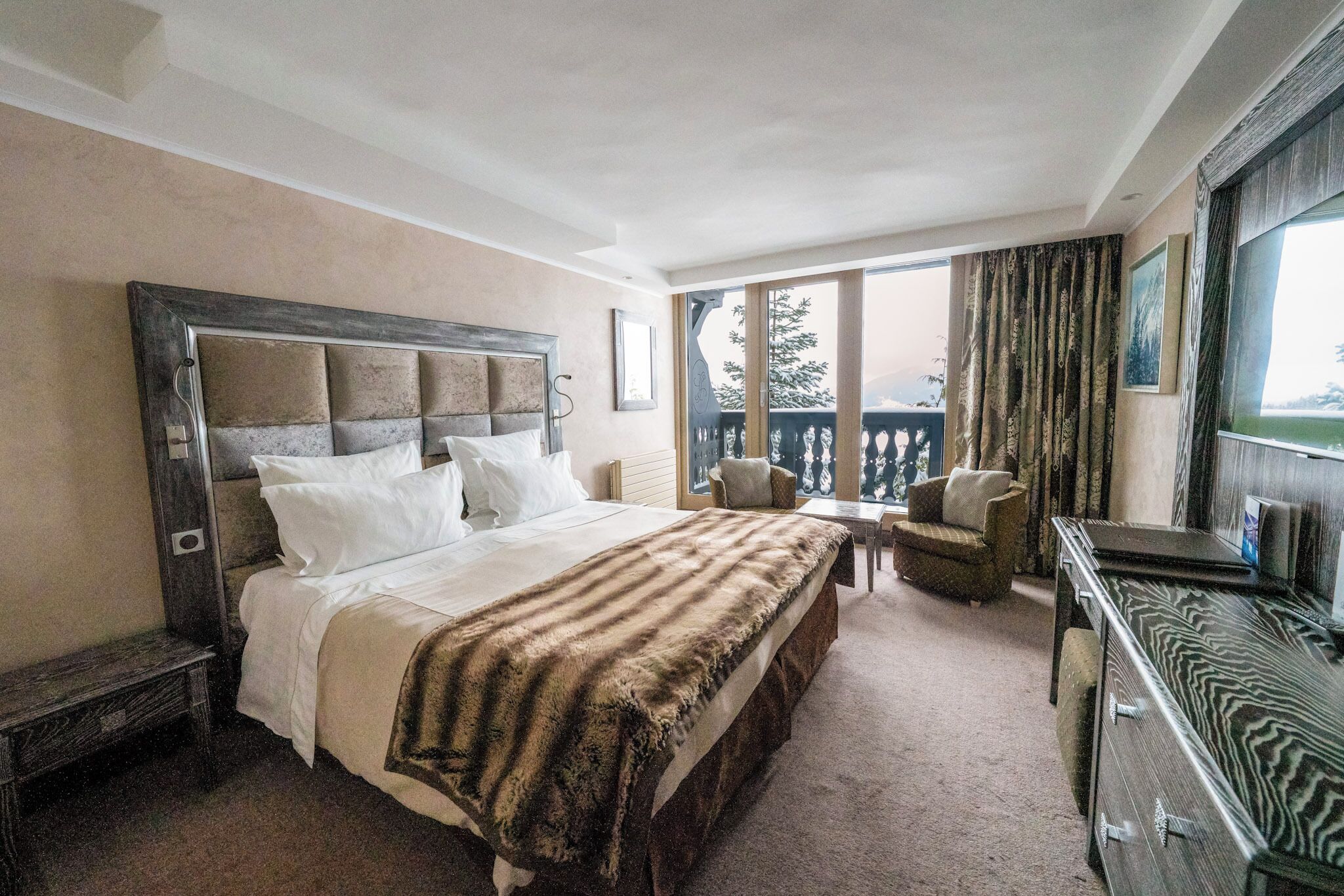 Superior Room | Minibar, in-room safe, blackout drapes, soundproofing