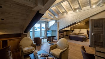 Superior Suite | Minibar, in-room safe, blackout drapes, soundproofing