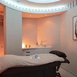 Salas de tratamiento para parejas, un sauna, una bañera de hidromasaje