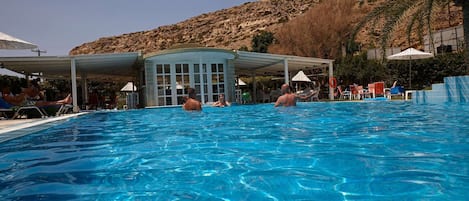 Seasonal outdoor pool, pool umbrellas, sun loungers