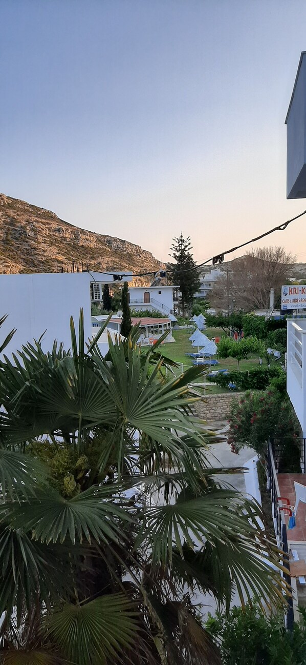 Kahden hengen classic-huone (yksi tai kaksi sänkyä) | Ylelliset vuodevaatteet, Select Comfort -patjalliset sängyt