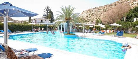 Piscine extérieure (ouverte en saison), parasols de plage