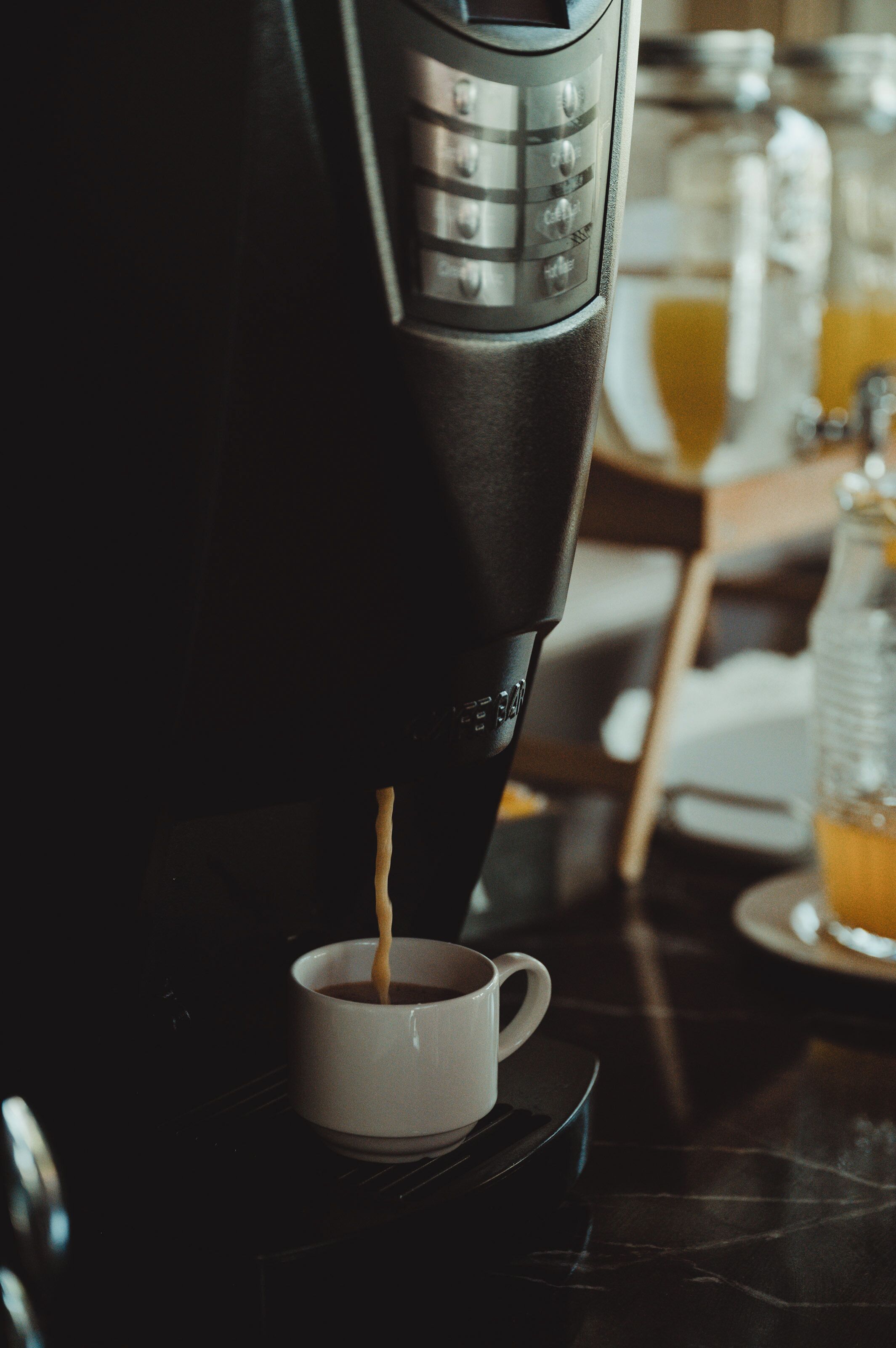 Una máquina de café sirviendo café en una taza.