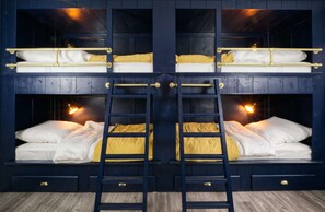 2 عدّة غرف نوم ومكواة/لوح كي وواي فاي وملاءات أسرّة