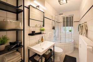 Ensemble douche/baignoire, articles de toilette gratuits, sèche-cheveux