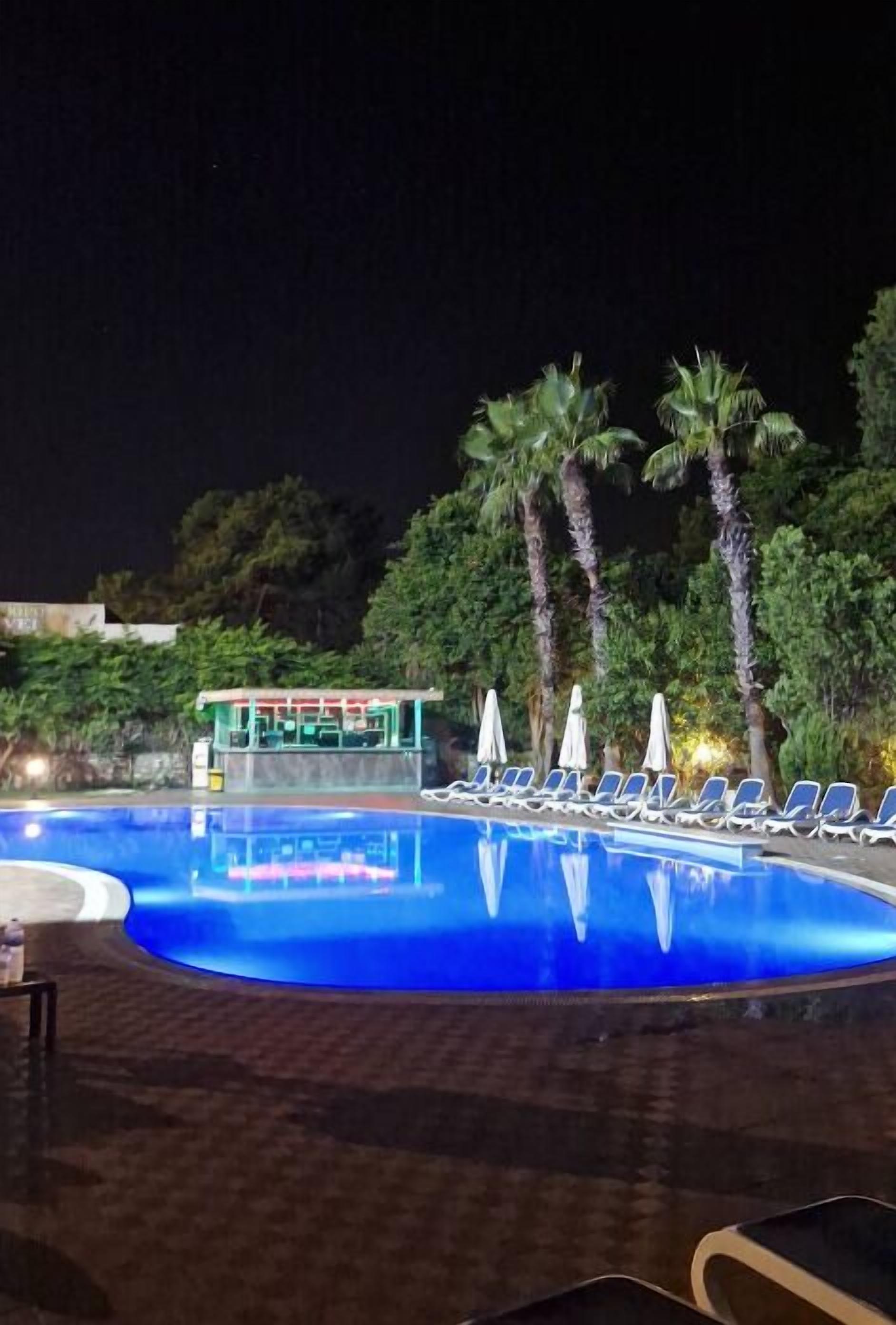 Una piscina al aire libre de temporada