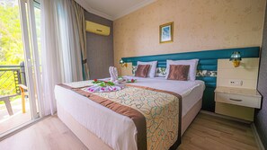 Habitación básica, varias camas, vista al jardín | Ropa de cama 