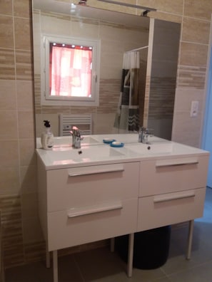 Baignoire, sèche-cheveux, papier toilette