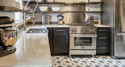 Entire Home, Located Downtown with easy walk to shopping and dining!
