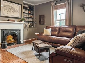 Smart-TV, Kamin, Bücher, Arbeitsbereiche