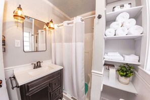 Bañera, secador de pelo y toallas