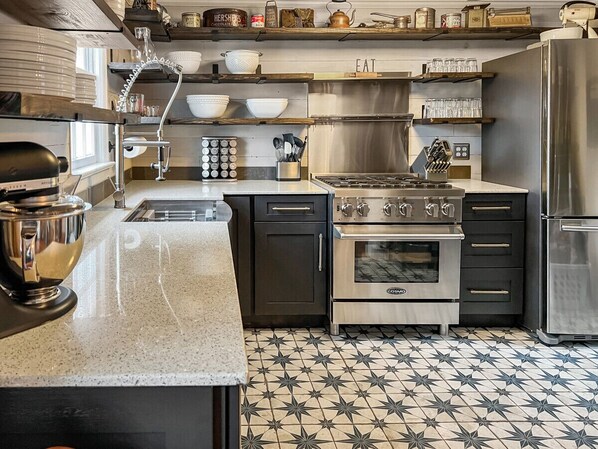 Refrigerador, microondas, horno y parrilla de estufa 