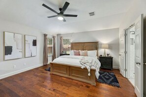 4 bedrooms, desk, iron/ironing board, travel crib