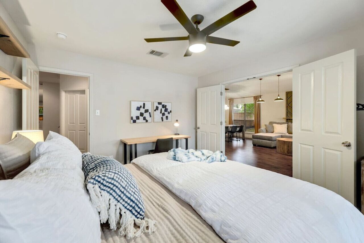 4 chambres, bureau, fer et planche à repasser, lit parapluie