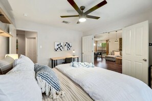 4 Schlafzimmer, Schreibtisch, Bügeleisen/Bügelbrett, Reisekinderbett