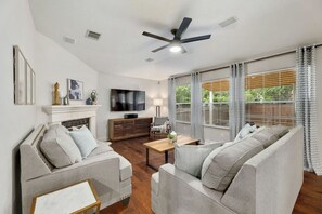 Smart-TV, Kamin, Bücher