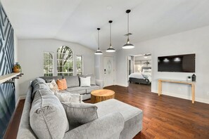 Smart TV, lareira, livros