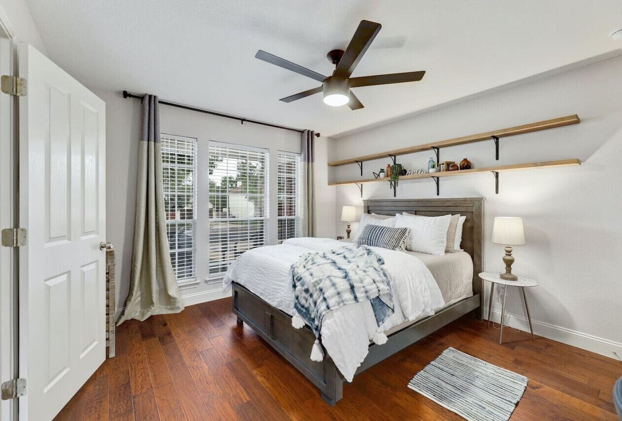 4 chambres, bureau, fer et planche à repasser, lit parapluie