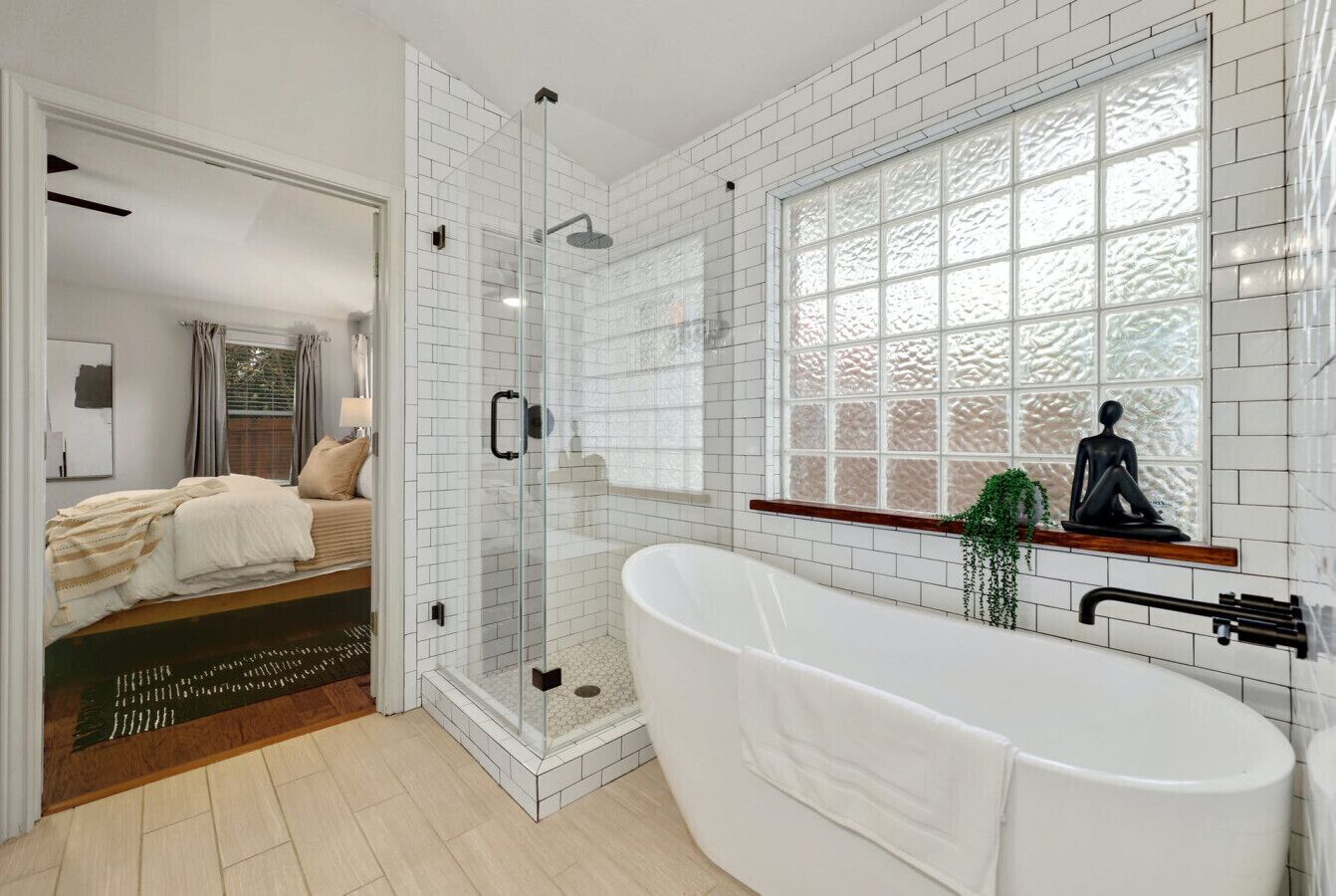 Ensemble douche/baignoire, sèche-cheveux, serviettes fournies
