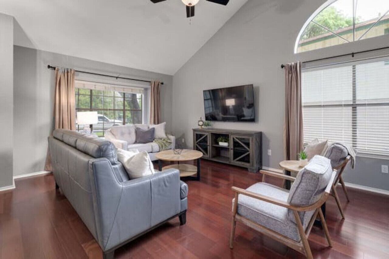 Älytelevisio, takka, kirjoja