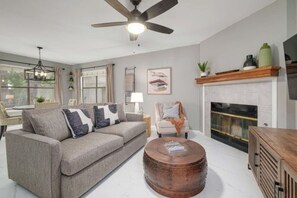 Smart TV, chimenea, libros, oficina