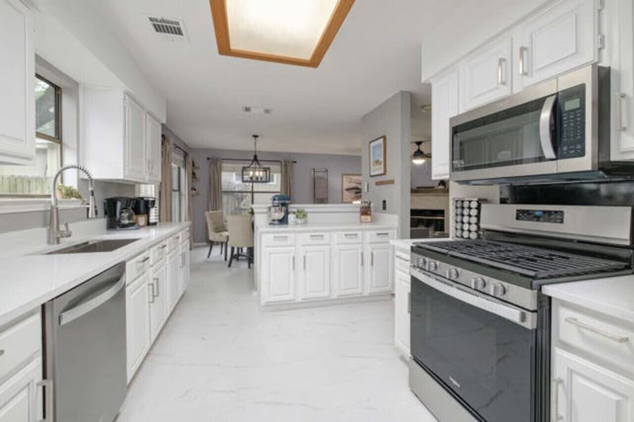 Jääkaappi, mikroaaltouuni, uuni, liesi