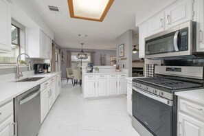 ثلاجة، ميكروويف، فرن، موقد طهي مسطح