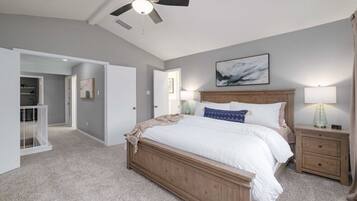 4 makuuhuonetta, työpöytä, silitysrauta/-lauta, vauvan matkasänky