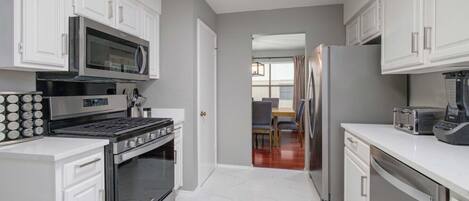 ثلاجة، ميكروويف، فرن، موقد طهي مسطح