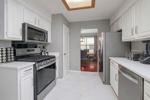 Køleskab, mikrobølgeovn, ovn, kogeplade