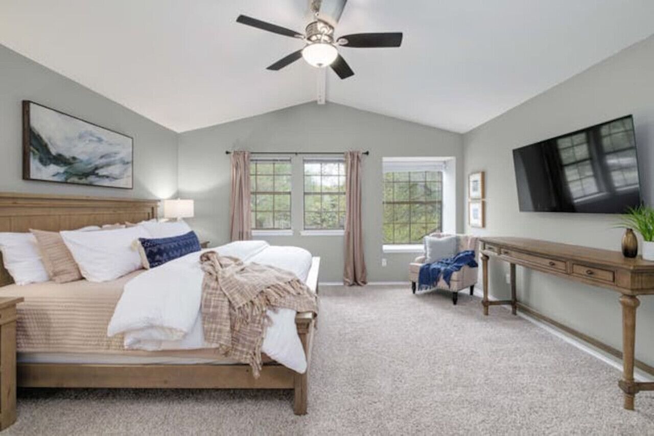 4 quartos, escrivaninha, ferros/tábuas de passar roupa, berço de viagem